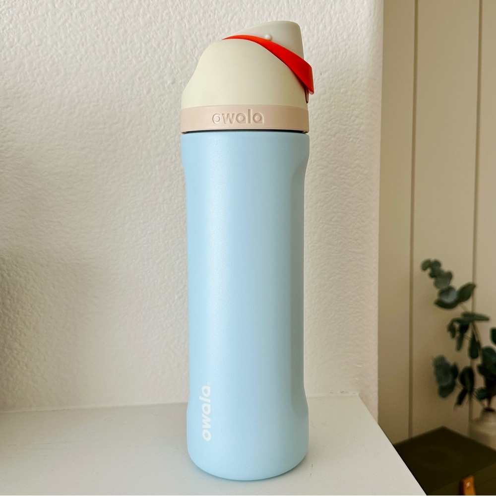 NWOT Owala Special Edition 24 oz FreeSip Hearth and Hand Poolside Blue